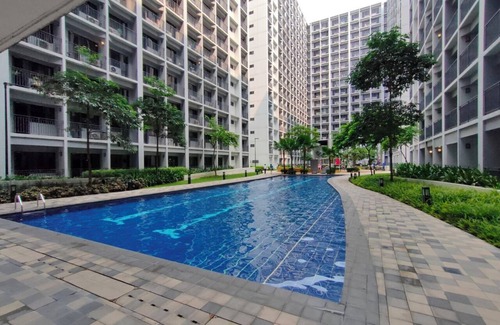 Manila Condo | Rosver Hideaway: Close to MOA a 5 minutes walk!
