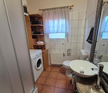 Haseluenne Apartment | Rotes Ferienhaus im charmanten Schwedenhausviertel