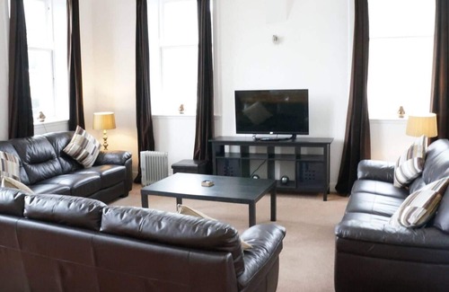 Rothesay Apartment | Rothesay - Apartment - Sleeps9 - Petsok - Parking