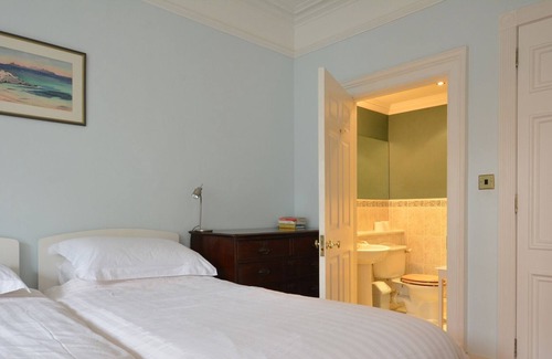 West End Apartment | Rothesay Residence | 3 Bed | Private Carparking!