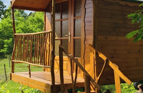Forcalquier Cabin | Roulotte et Spa en Pleine Nature Calme et Sérénité Pour un Séjour Ressourçant