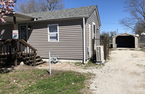 Litchfield House | Route 66 house; Litchfield IL; Pets welcome