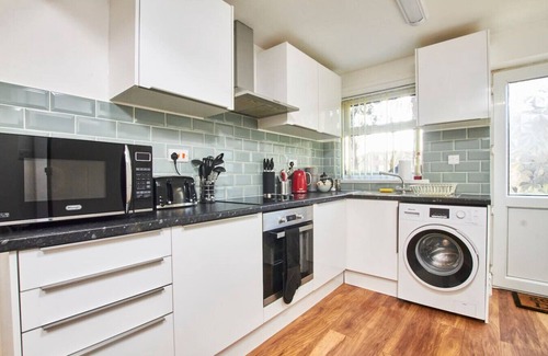 Derby House | Rowditch House - Spacious 3 Bed, Home from Home