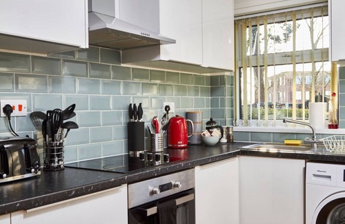 Derby House | Rowditch House - Spacious 3 Bed, Home from Home