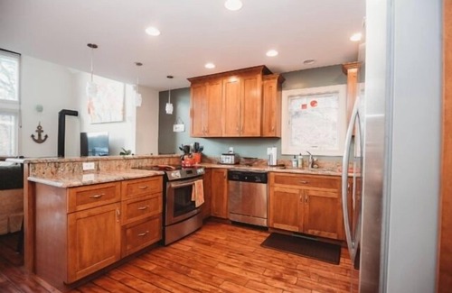 Goodview House | Roxy Park: Private, Wifi, 2 kayaks, quiet cove, open floorplan, gas grill