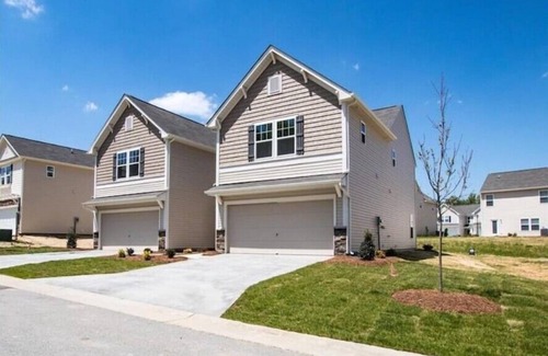 Greensboro House | Royal 3 Bedroom House w/Pooln