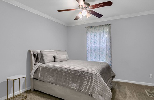 Rosedale House | Royal Blue House - Walking Distance to KC Med Center University & Downtown KC