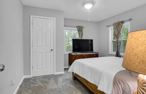 Rosedale House | Royal Blue House - Walking Distance to KC Med Center University & Downtown KC