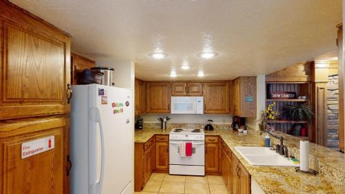 Brian Head Apartment | Royal King Suite Pool-Spa Ski-in out Gym, Sauna, Laundry, BBQ