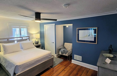 Historic Old Town House | Royal Manor Inn