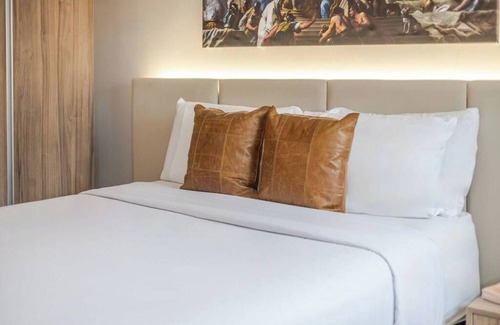 Gay Village Hotel | Royal Match – MTL Village Vibe