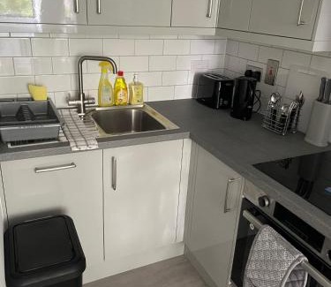 Brentwood Apartment | Royal Oak 7 - FREE PARKING - Sleeps 5 - Perfect for Contractors - Near Shops - Wi-Fi - Long Term Stays