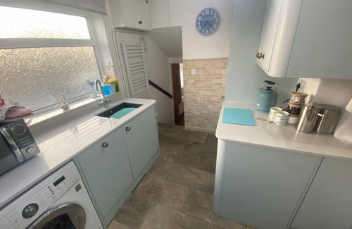 Amlwch Cottage | ROYAL OAK COTTAGE, pet friendly, with a garden in Amlwch Port