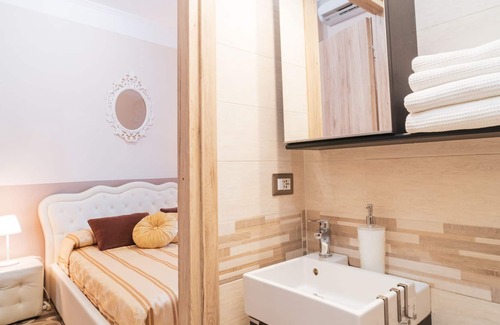 Salario House | Royal Room