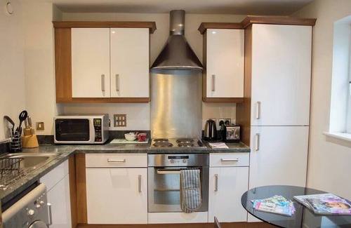 Bon-y-maen Apartment | Royal Sovereign with Parking