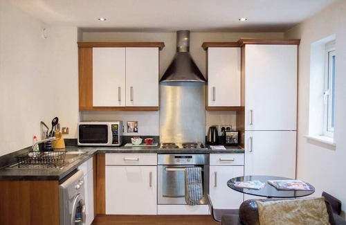 Bon-y-maen Apartment | Royal Sovereign with Parking