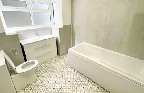 Sutton Coldfield House | Royal Sutton ArtHouse; Modern/Lux getaway