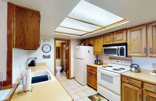 Brian Head Condo | Royal Vista III, Pool & Hot-Tub, Ski-I/O, 2 BR, 2 Bath, Sleeps 6
