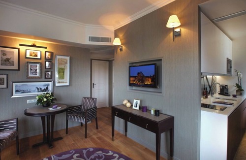 1st Arrondissement Apartment | Royale Suite Apartment With Aircon In Louvre