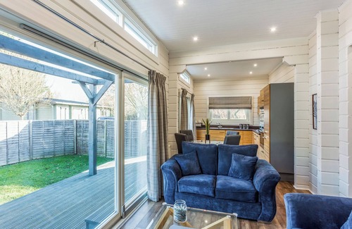 Harlow Apartment | Roydon Two Bedroom Lodge with Hot Tub (Pet)