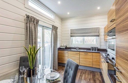 Harlow Apartment | Roydon Two Bedroom Lodge with Hot Tub (Pet)