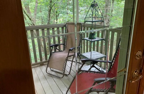 Eureka Springs Cabin | RT 62 Motor Resort Honeymoon Cabin w/Jacuzzi