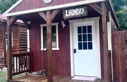 Eureka Springs Cabin | RT 62 Motor Resort 80's Cabin w/Jacuzzi