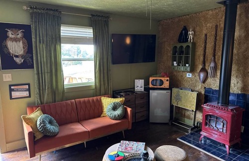 Eureka Springs Cabin | RT62 Motor Resort 70's Cabin w/Jacuzzi