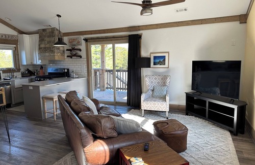 Eureka Springs Cabin | RT62 Motor Resort Crows Nest Luxury Cabin