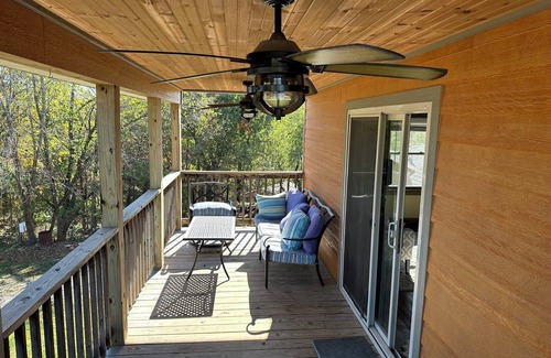 Eureka Springs Cabin | RT62 Motor Resort Crows Nest Luxury Cabin