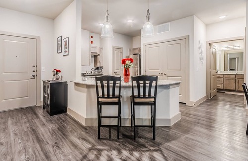 Farmers Branch Apartment | Ruby Rose Retreat🌹 w/Poolside view+ Fast WiFi