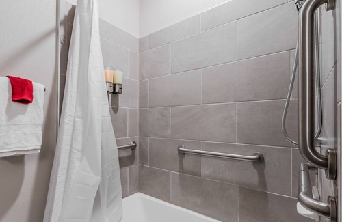 Farmers Branch Apartment | Ruby Rose Retreat🌹 w/Poolside view+ Fast WiFi