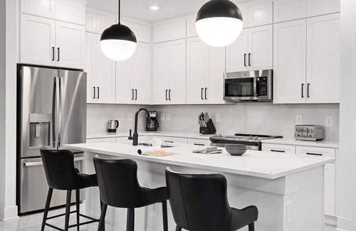 Florida Center House | Ruby’s Retreat | Luxe suites, big PVT pool & patio - mins to Universal & airport