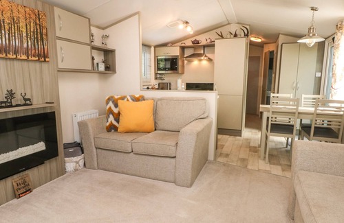 Leek Cabin | RUBYS RETREAT, with hot tub in Leek