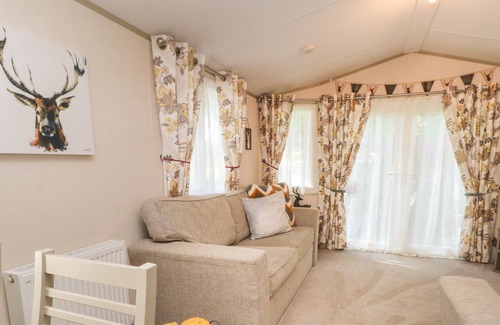 Leek Cabin | RUBYS RETREAT, with hot tub in Leek