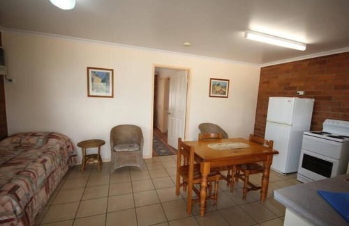 Rubyvale Hotel | Rubyvale Motel & Holiday Units - An Adults Only Getaway