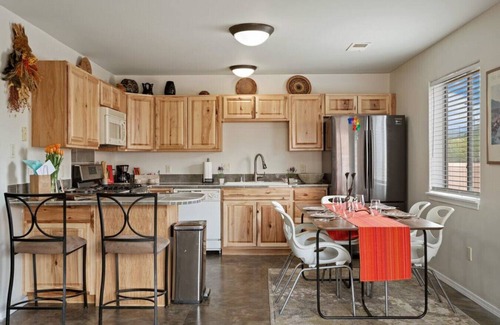 Southside Apartment | Rufina · Steps to Meow Wolf & Breweries