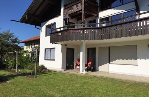 Chieming Apartment | Ruhig gelegene Ferienwohnung mit Terrasse