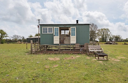 St Mary's Bay Cabin | Rumwold by Bloom Stays - a rural shepherds hut sleeping 2 with amazing views!