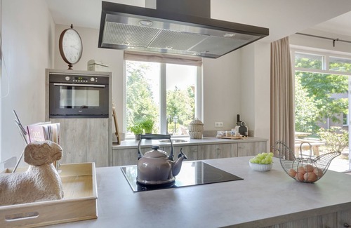 Uden House | Rural Comfort Farmhouse with Private Outdoor Hot tub