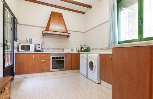 Polinya de Xuquer Cottage | rural farmhouse located in an orange farm itself