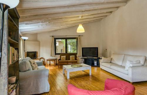 Avinyonet de Puigventos House | Rural House 3 Apartments, Patio BBQ & Hiking