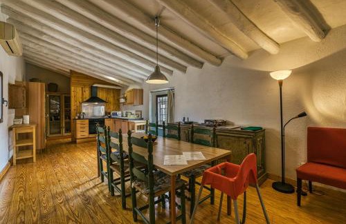 Avinyonet de Puigventos House | Rural House 3 Apartments, Patio BBQ & Hiking