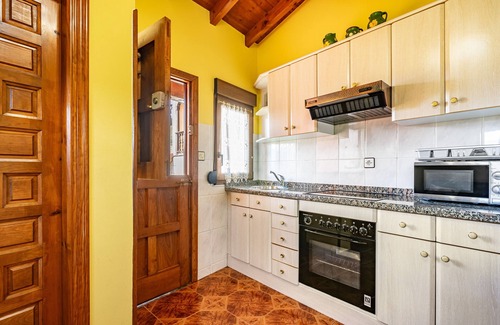 Llenin House | Rural House 'La Casita De Heidi' with Mountain Views, Private Terrace and Wi-Fi