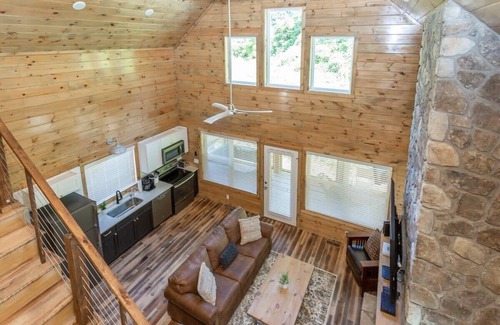 Gatlinburg Cabin | Rushing Water/Hot Tub/Walk 2 Downtown Gatlinburg