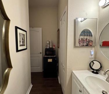 Ruskin House | Ruskin FL 2 bdrm 1 bath suite Host & Cat share common areas