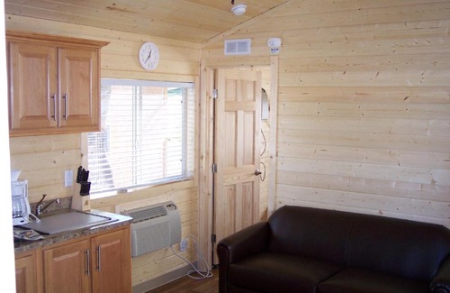 Cloverdale Resort | Russian River Camping Resort Cottage 9
