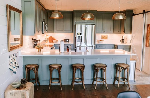 Cherry Log Cabin | Rustic 4BR Designer Cabin | Hot Tub Views Fire