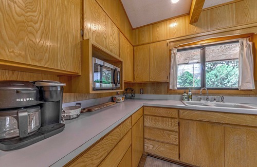 Alto Cottage | Rustic Alto Cabin w/Hot Tub, Deck & Fireplace!