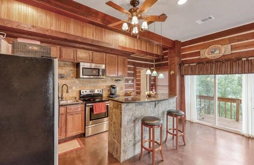 Oatmeal House | Rustic ARMADILLO CABIN-Lake Views-Near Hidden Falls Park-2 acres, 2 min to lake